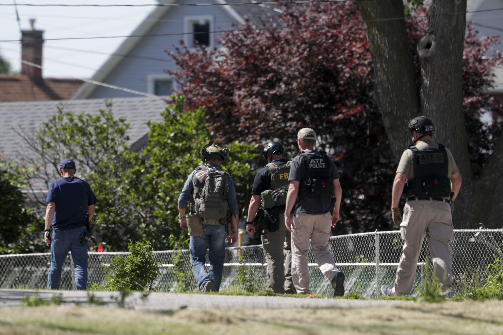 FBI, ATF Davenport Police surround home